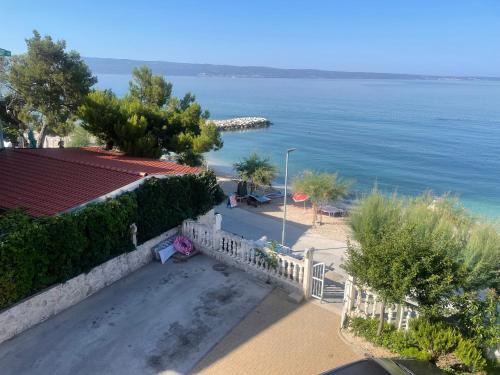 una casa con vistas al océano en Apartments Petričević, en Podstrana