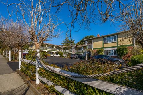 Carmel Inn & Suites – Photos 2