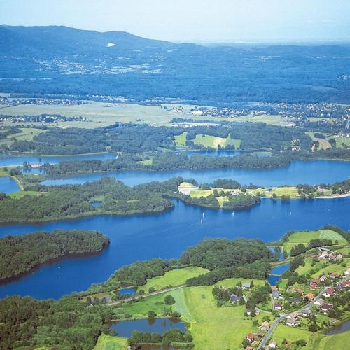 an aerial view of a lake with trees and water at La Campagne à la ville dans pavillon avec jardin Clos et privatif in Héricourt