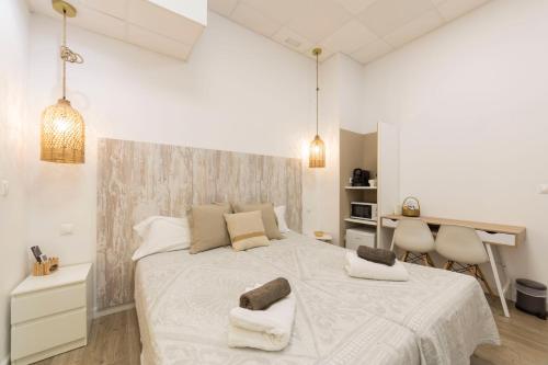 una camera da letto con un grande letto con due asciugamani di Home up Qurtuba a Cordoba