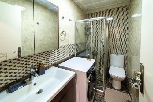 イスタンブールにあるŞişli Suitesのバスルーム(シンク、シャワー、トイレ付)