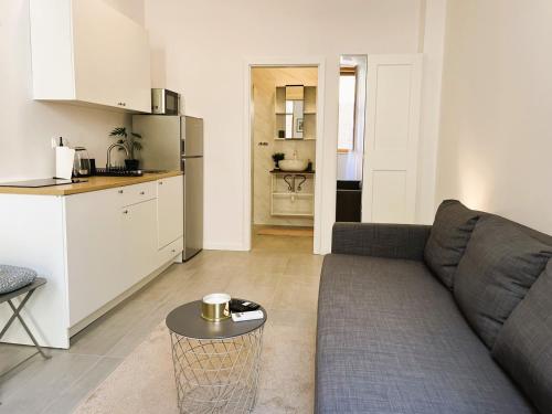 Zamaria Apartments في فيس: غرفة معيشة مع أريكة ومطبخ