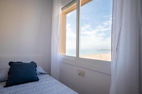 En eller flere senge i et værelse på AT101 Primera línea, vista playa, airco