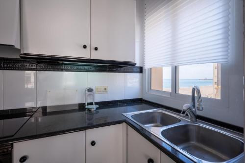 Køkken eller tekøkken på AT101 Primera línea, vista playa, airco