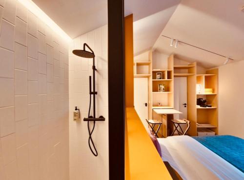 een badkamer met een douche en een bed in een kamer bij bosbAAr in Kluisbergen