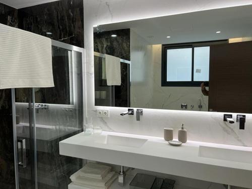 Villa Cristina في نيرخا: حمام مع حوض ومرآة كبيرة