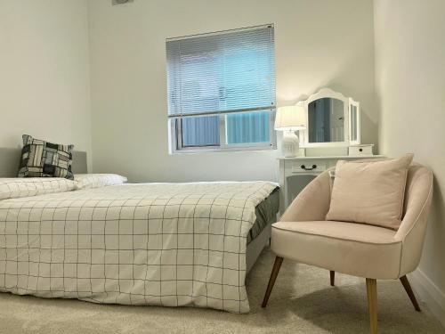 雪梨的住宿－The South bay's home-Small RoomB，一间卧室配有一张床、一把椅子和镜子