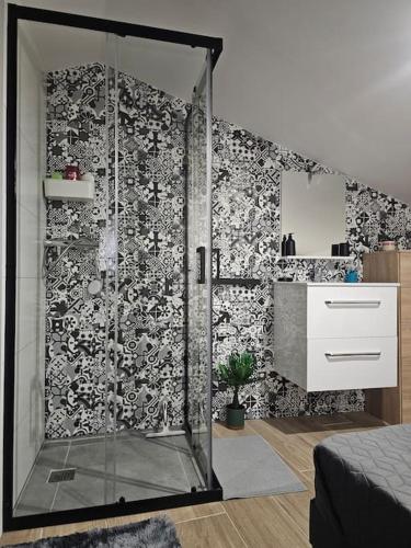 - une douche en verre dans une chambre avec un mur dans l'établissement Villa & Spa Luxuria, à Massels