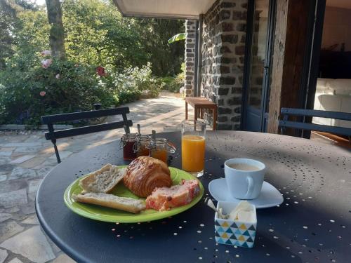 - une table avec une assiette de nourriture et une tasse de café dans l'établissement Chambres d'hôtes La Tour de Bellevue, à Saumur