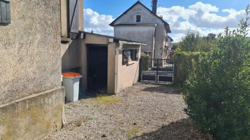 an alley between two buildings with a garage at La Campagne à la ville dans pavillon avec jardin Clos et privatif in Héricourt