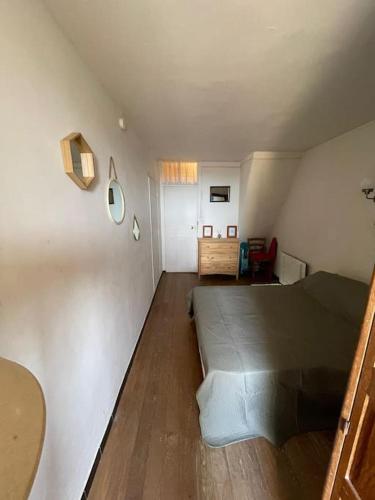 une chambre avec un lit dans le coin d'une pièce dans l'établissement Location vacances en Corse, à Oletta