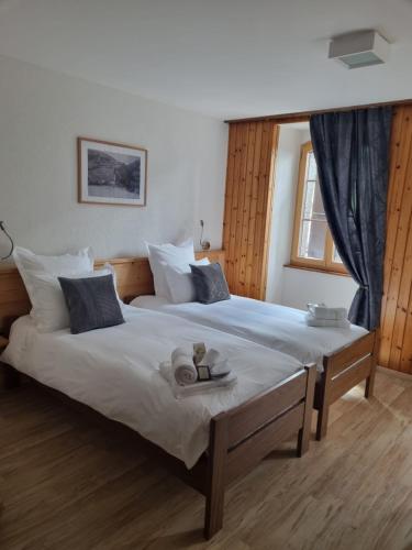 ein Schlafzimmer mit einem großen Bett und einem Tablett darauf in der Unterkunft Auberge de la Bourgeoisie in Troistorrents