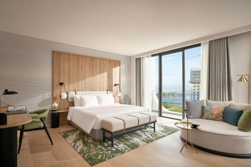 una camera d'albergo con letto e divano di The Yacht Hotel by DC a Ha Long