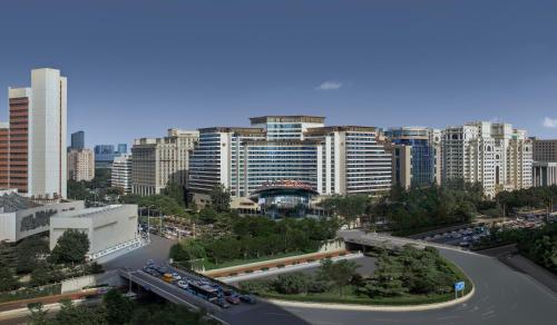 uma vista para uma cidade com uma estrada e edifícios em Swissotel Beijing Hong Kong Macau Center em Pequim