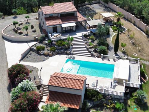 una vista aérea de una casa con piscina en Chambre d'hôte à la villa René, en Saint-Génis