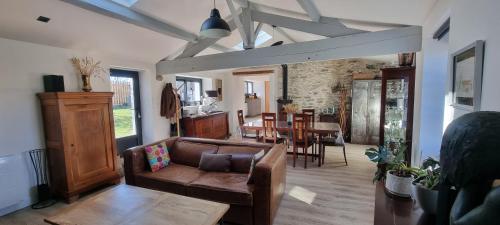 un salon avec un canapé et une table dans l'établissement Longère typique à 2 km de la mer, à Pornic