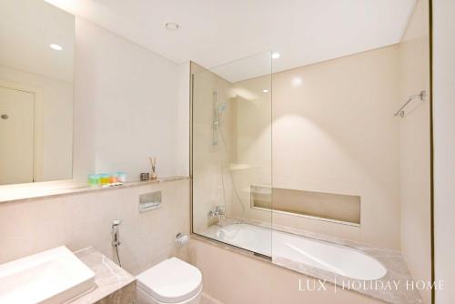 Koupelna v ubytování LUX The Dubai Creek View Suite