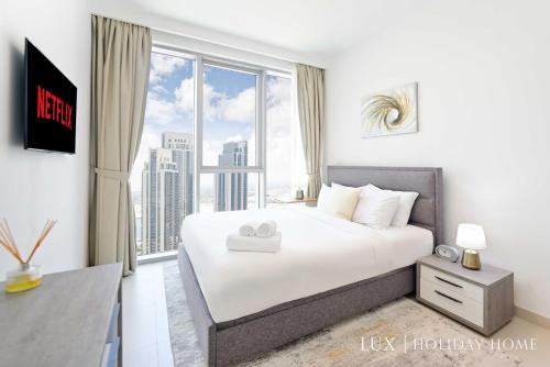 Postel nebo postele na pokoji v ubytování LUX The Dubai Creek View Suite