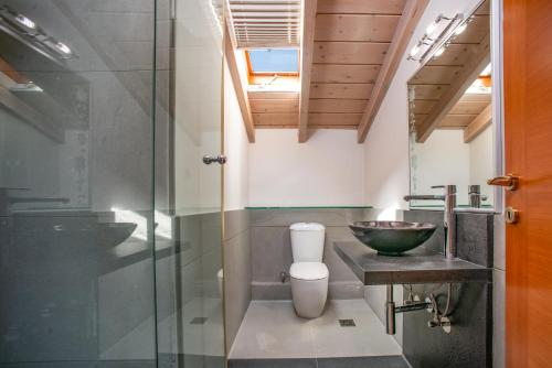 un bagno con lavandino, WC e doccia di Villa Oneirodromio a Kato Korakiana