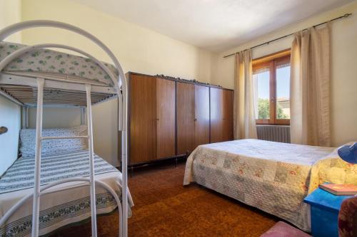 sypialnia z 2 łóżkami piętrowymi i oknem w obiekcie Spacious home in Costa Rossa w mieście Trinità dʼAgultu