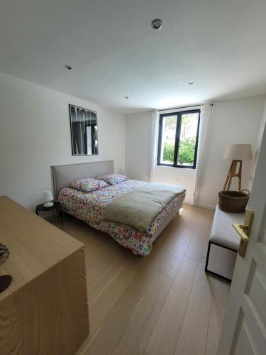 1 dormitorio con cama y ventana en Magnifique Villa avec Piscine en Provence, en Verquières