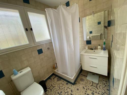 a bathroom with a toilet and a sink and a shower at Une pause au paradis in Sorgues