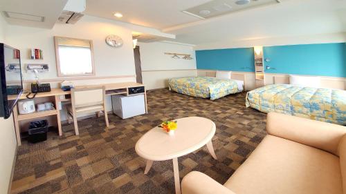 Tsushimaにある東横INN対馬比田勝のベッドとデスクが備わるホテルルームです。