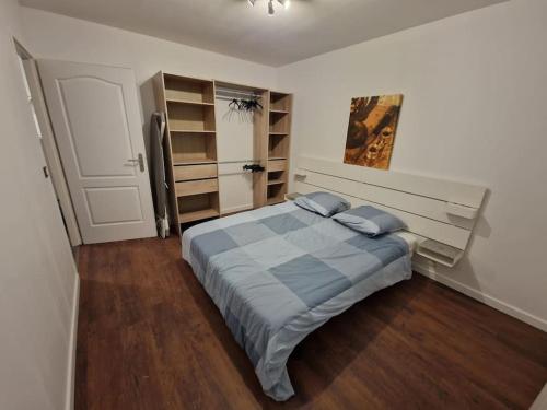 um quarto com uma cama grande num quarto em La VILLA DES PINS Maison Standing 7 pers Terre et Mer em Brach