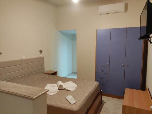 ein Schlafzimmer mit einem Bett mit Handtüchern darauf in der Unterkunft Irida Studios in Ágios Dimítrios