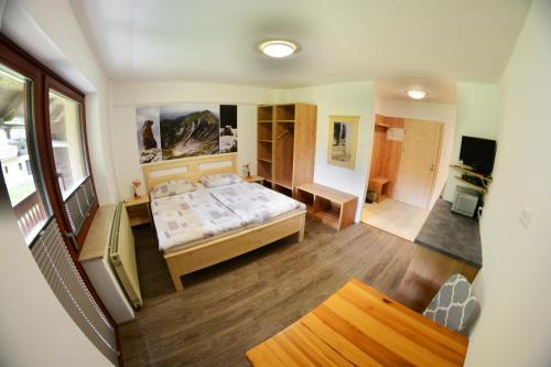 Un dormitorio con una cama grande en una habitación. en Apartments Arh, en Bohinj