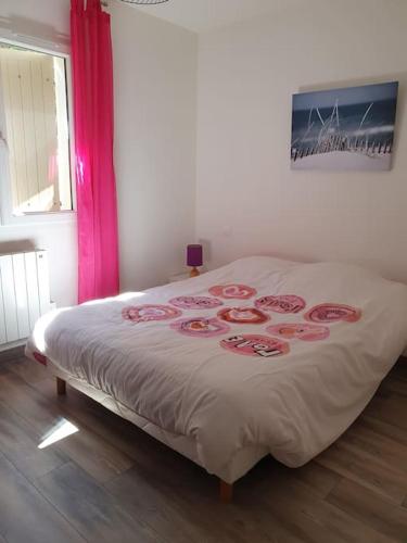 - une chambre avec un lit orné de roses rouges dans l'établissement Maison au cœur de la nature, à Saint-Nazaire-le-Désert