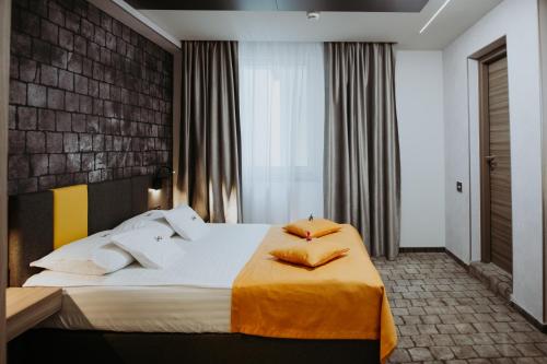 a hotel room with a large bed in a room at Hotel Epic Centrum in Cisnădie