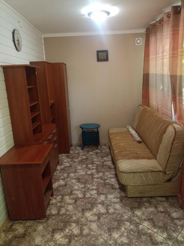 a living room with a couch and a table at Domek Letniskowy nad zaporą Rożnowską in Rożnów