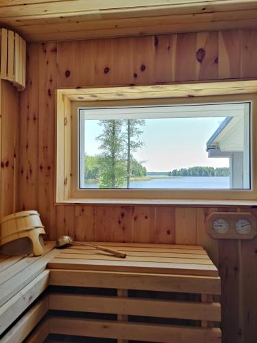 una sauna con ventana en una cabaña de madera en Zvaigznītes en Aglona