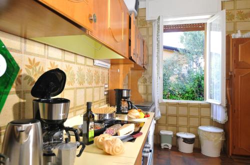 kuchnia z blatem z jedzeniem w obiekcie Villa Cecilia w mieście San Felice del Benaco