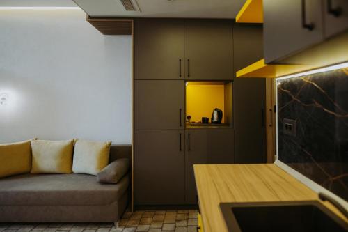 a living room with a couch and a table at Hotel Epic Centrum in Cisnădie