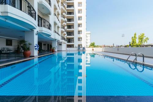 una gran piscina en un edificio con agua azul en Kantary Bay Hotel And Serviced Apartments Sriracha, en Si Racha