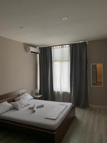GrudeにあるApartman Vukojaの大きなベッドと窓のある寝室