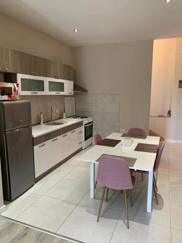 GrudeにあるApartman Vukojaのキッチン(テーブル、紫色の椅子付)