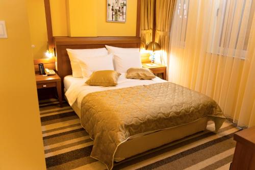 Ein Bett oder Betten in einem Zimmer der Unterkunft Hotel Ambasador Prishtina