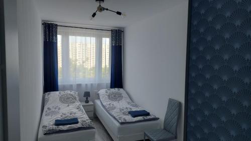 Apartament SEASIDE Gospody 5a في غدانسك: غرفة بسريرين ونافذة