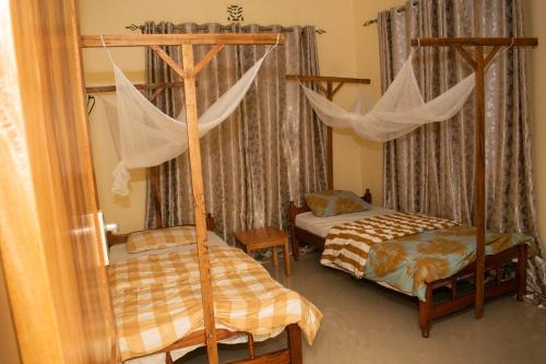 - une chambre avec 2 lits superposés et des rideaux dans l'établissement Gorgeous 4 Bedroom House ideal for Families and Large Groups, à Boma la Ngombe