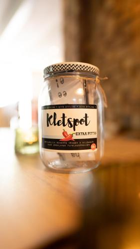a jar of ketchup sitting on top of a table at Logement Overzee in Nes