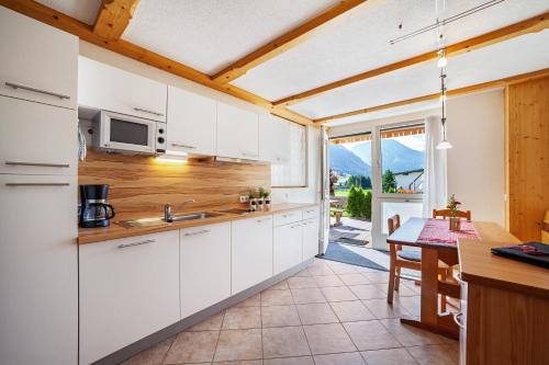 Kuchyň nebo kuchyňský kout v ubytování Mühlanderhof Apt Klopairspitze