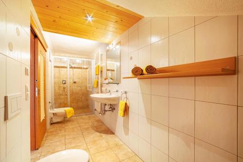 La salle de bains est pourvue de toilettes et d'un lavabo. dans l'établissement Mühlanderhof Apt Klopairspitze, à Resia
