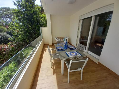 Balcone o terrazza di Luxury home near the Beach private parking space