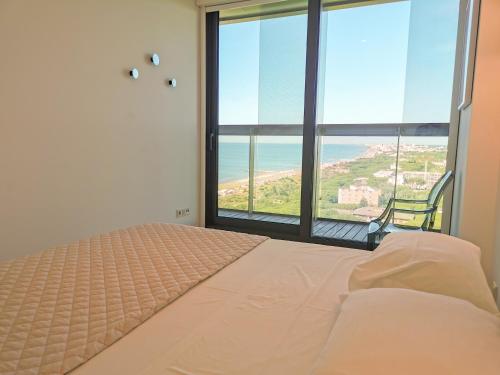 En eller flere senge i et værelse på Merville family apartment