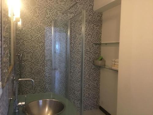 uma casa de banho com um chuveiro e um lavatório. em Loft 2 em La Trinité