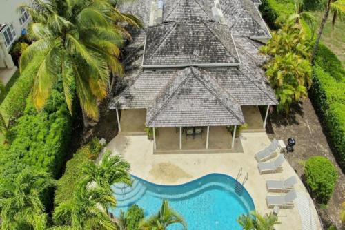 een luchtzicht op een huis met een zwembad bij Palm Ridge 2A Heaven Scent, Royal Westmoreland by Barbados Sothebys International Realty in Saint James
