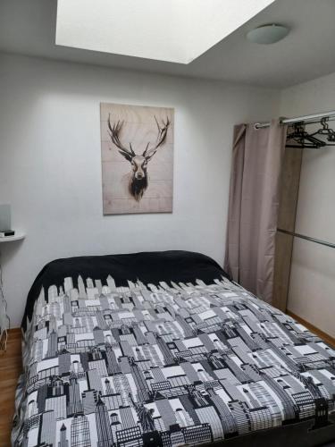 - une chambre avec un lit orné d'une peinture murale sur cerfs dans l'établissement Vaste appartement à la foux d'allos, Mercantour, à Allos